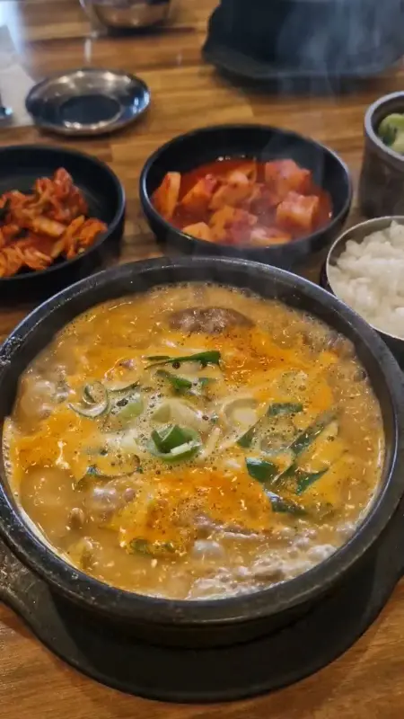 김치, 깍두기와 함께 즐기는 순대국 한 상