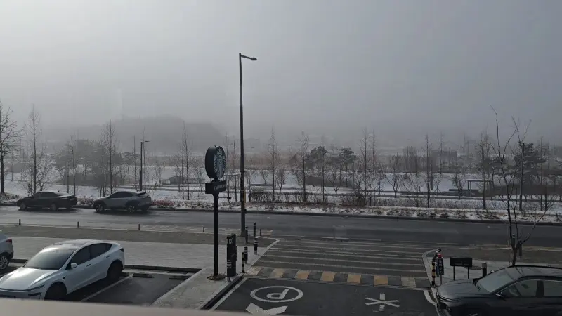 눈 내리는 풍경이 보이는 창가 좌석