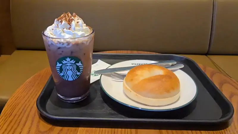 초콜릿 음료와 베이글