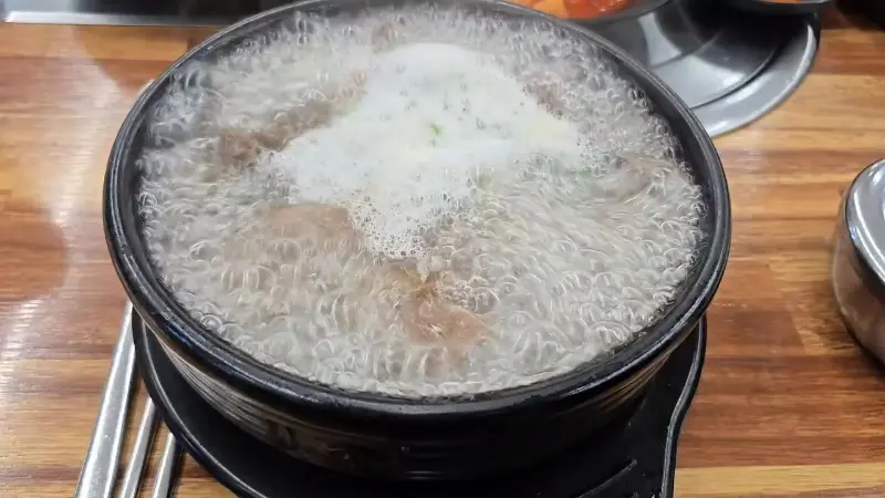 팔팔 끓는 국밥