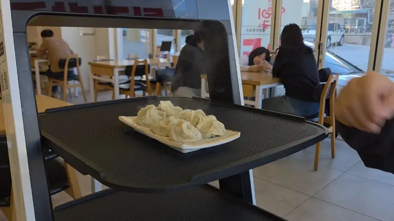 로봇이 서빙하는 만두