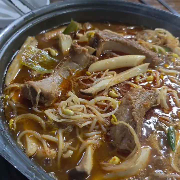 보글보글 끓는 매운 등갈비찜