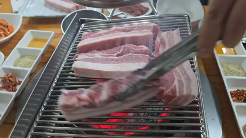 노릇하게 구워진 양념갈비