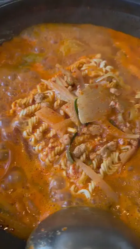 보글보글 끓는 부대찌개에 라면사리 투하!
