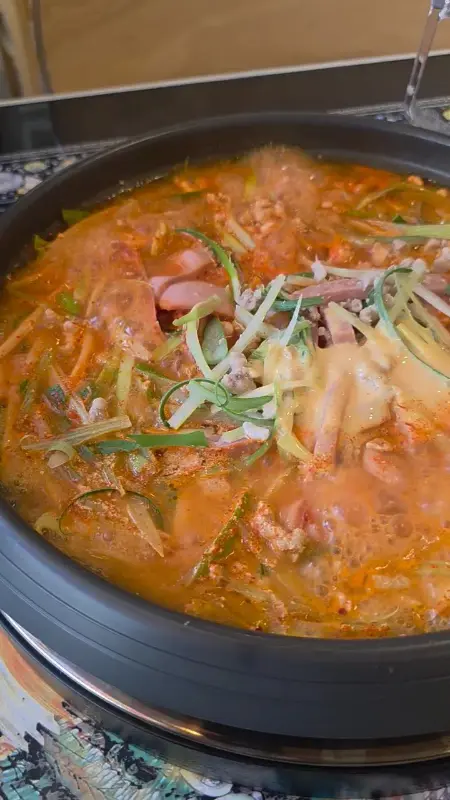 맛있게 끓고 있는 부대찌개