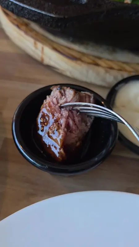 스테이크 소스에 찍어먹는 모습