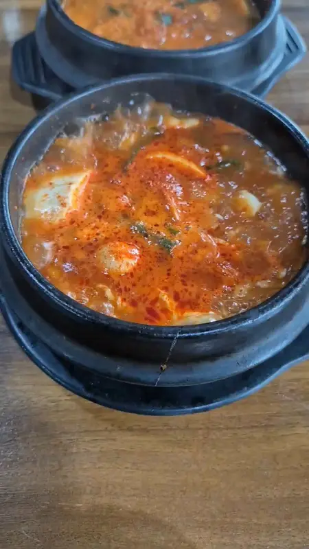 뚝배기에 담긴 순두부찌개