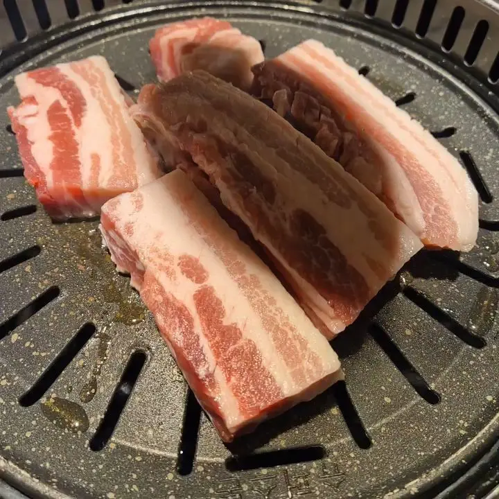 불판 위에서 익어가는 삼겹살