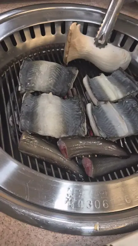 숯불 위에서 구워지는 갯벌장어