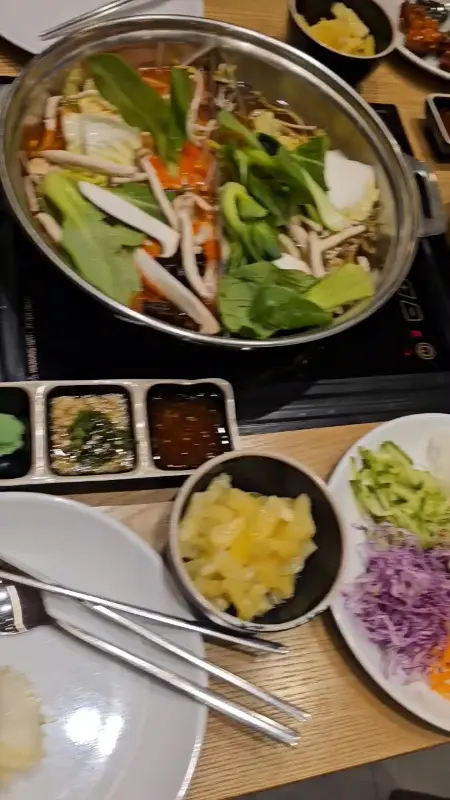 샤브샤브 냄비에 야채와 고기가 익어가는 모습