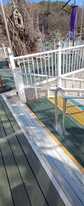 야외 좌석으로 향하는 길