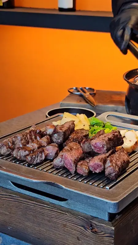 전문 서버의 능숙한 손길로 구워지는 꽃등심