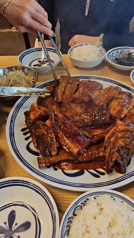 코다리찜을 먹기 좋게 손질하는 모습