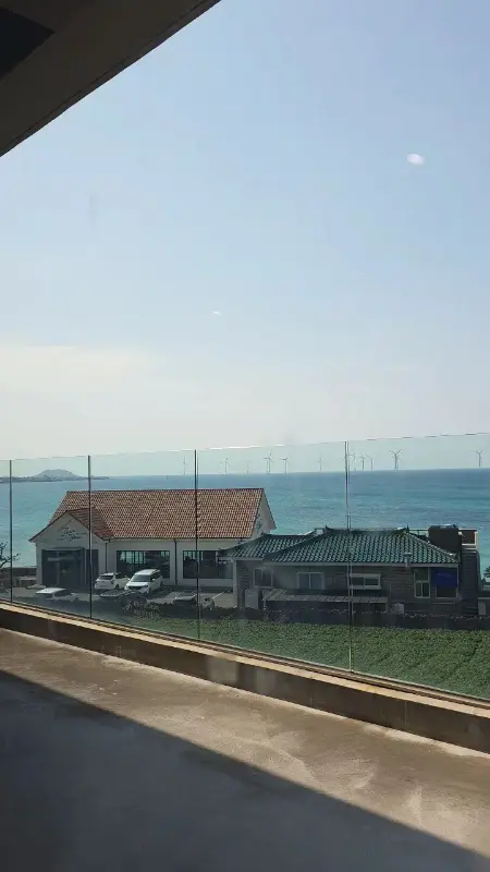 랜디스 도넛 2층에서 바라본 애월 바다 풍경