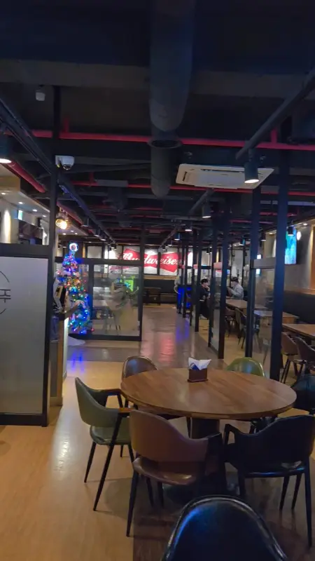 남포맥주의 넓고 쾌적한 내부