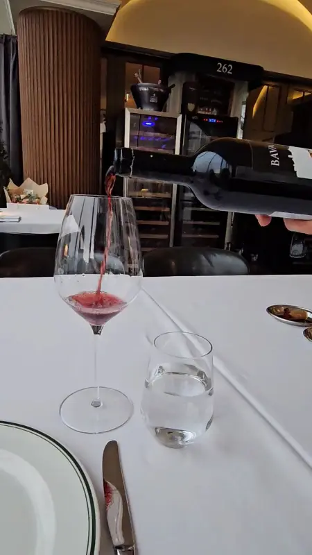 테이블에 와인을 따르는 모습