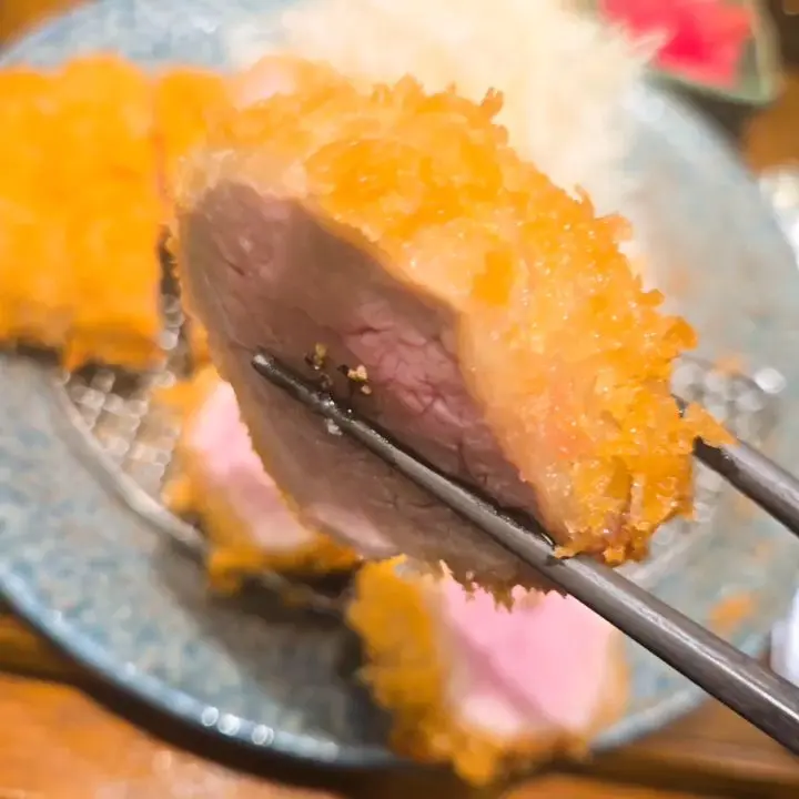 젓가락으로 집은 로스카츠