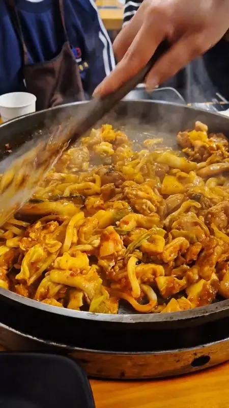 닭갈비 볶는 영상 썸네일