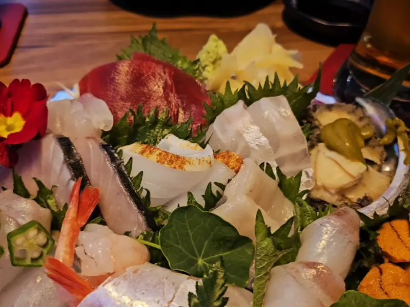 다채로운 해산물이 가득한 사시미