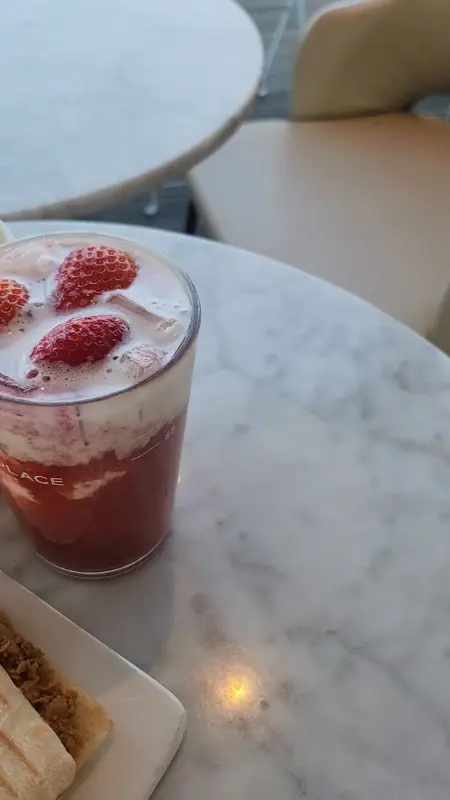 딸기가 듬뿍 올라간 음료