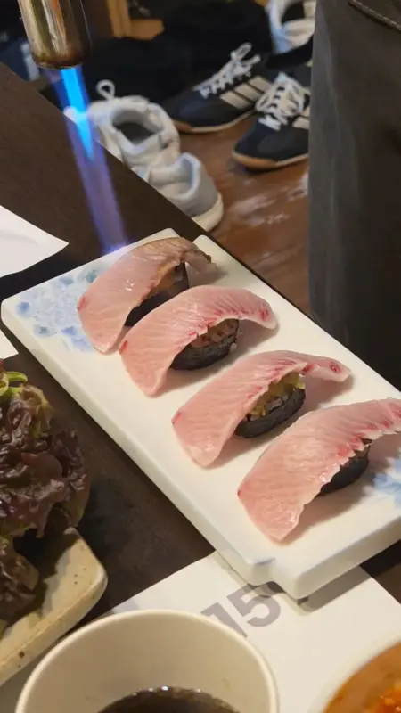 토치로 구워 불맛을 입힌 배꼽살 초밥