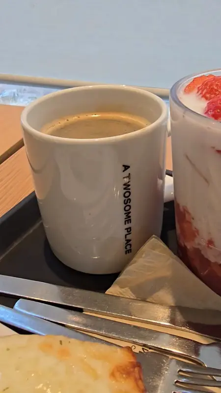 투썸플레이스 금정산성점의 커피와 스트로베리 음료, 파니니