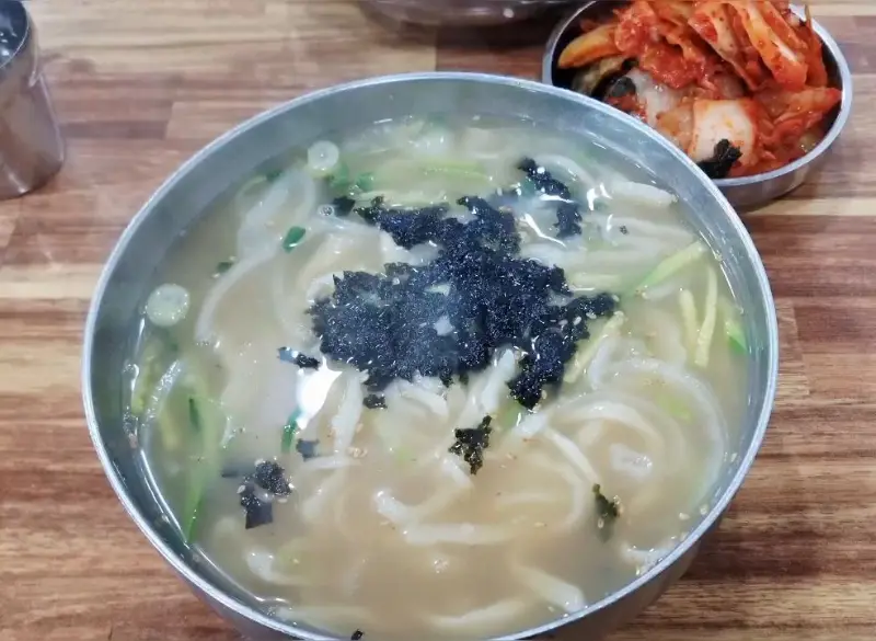 홍두깨손칼국수 칼제비와 김치