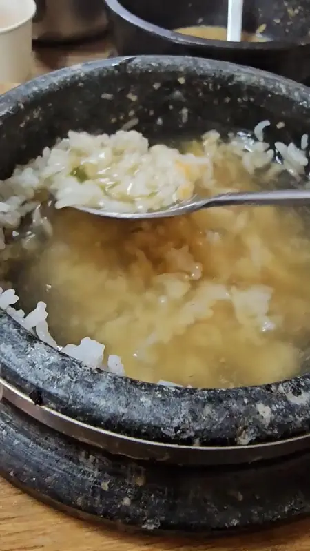 돌솥 안에서 뜨겁게 끓고 있는 밥의 모습