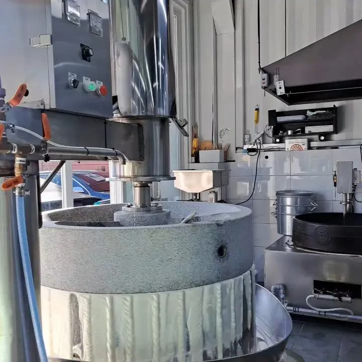 맷돌로 두부를 만드는 모습