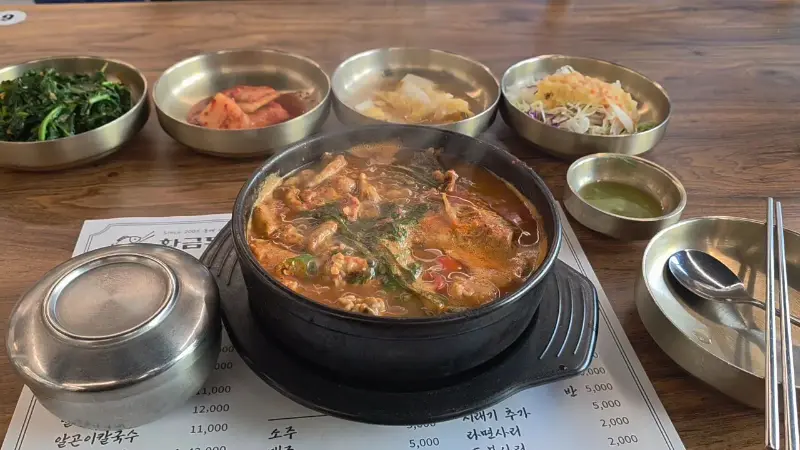 푸짐한 밑반찬과 메인 메뉴