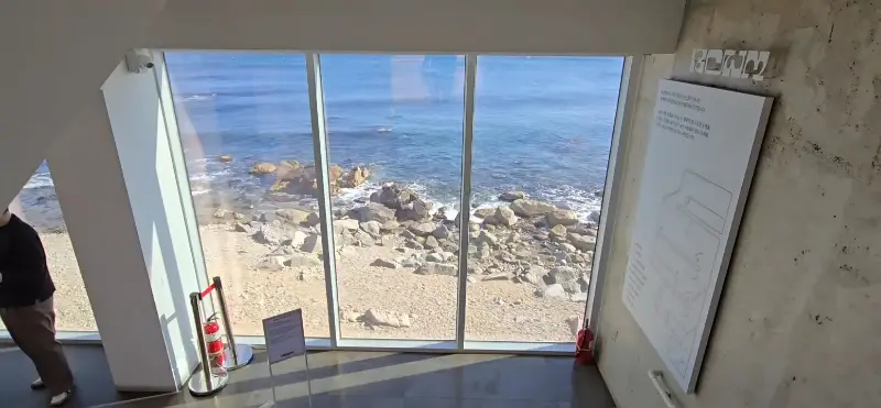 카페에서 바로 연결되는 해변