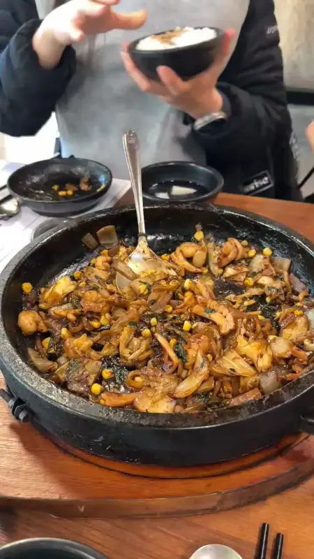 짜장 소스에 밥 비벼먹기