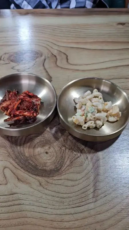 정갈하게 담겨 나온 밑반찬