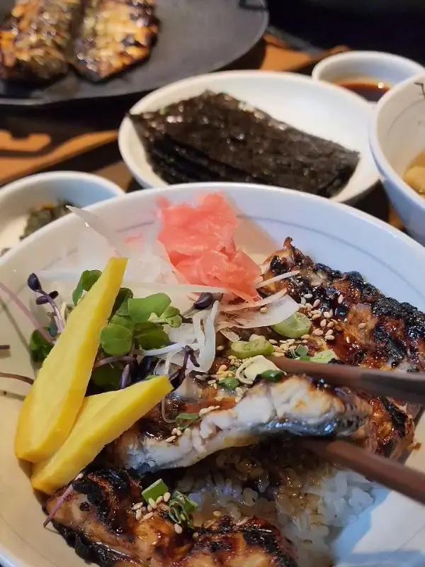 윤기가 흐르는 장어덮밥