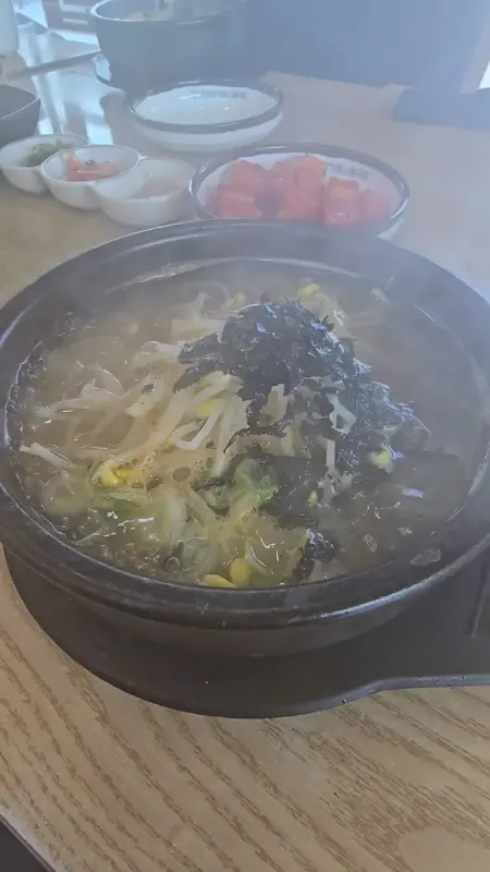 콩나물국밥의 김이 모락모락 나는 모습