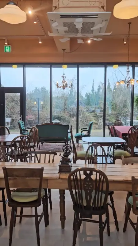 넓은 창으로 보이는 정원