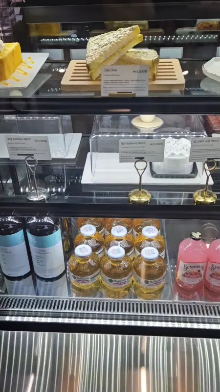 다양한 디저트 쇼케이스