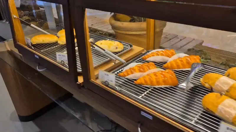 다양한 빵이 담긴 쇼케이스