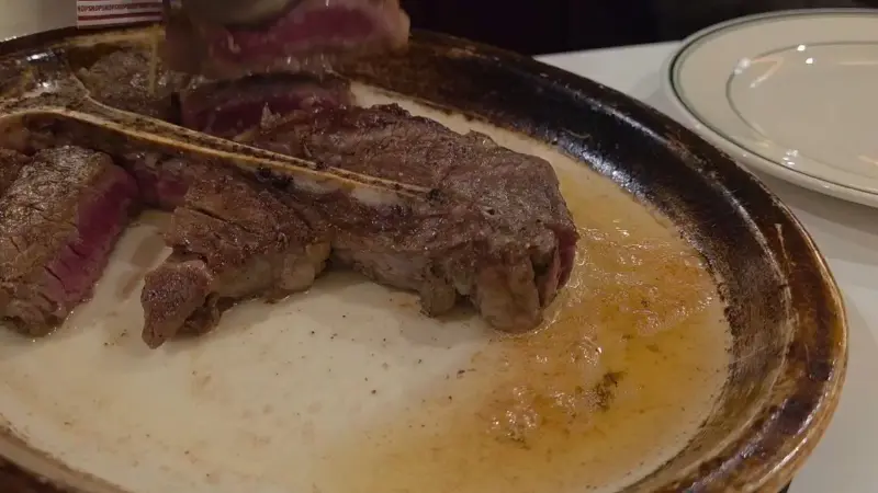 접시에 담겨져 나온 티본 스테이크