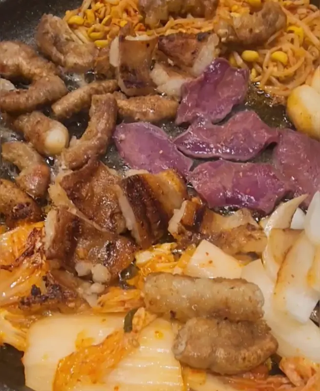 불판 위에서 익어가는 곱창, 대창, 염통