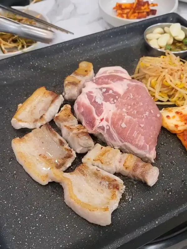 불판에 구워진 삼겹살