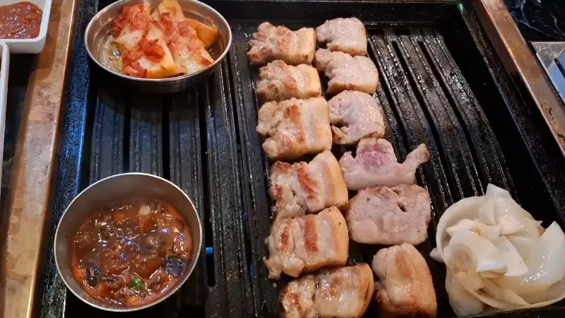 지글지글 익어가는 삼겹살