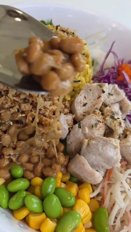 낫또 포케의 생생한 비주얼