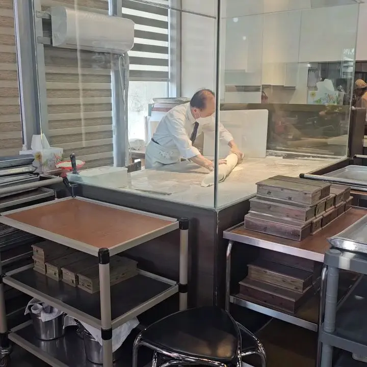 사장님이 직접 홍두깨로 면을 미는 모습