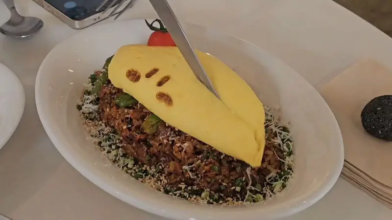 칼로 꿈돌이 오믈렛을 가르는 모습