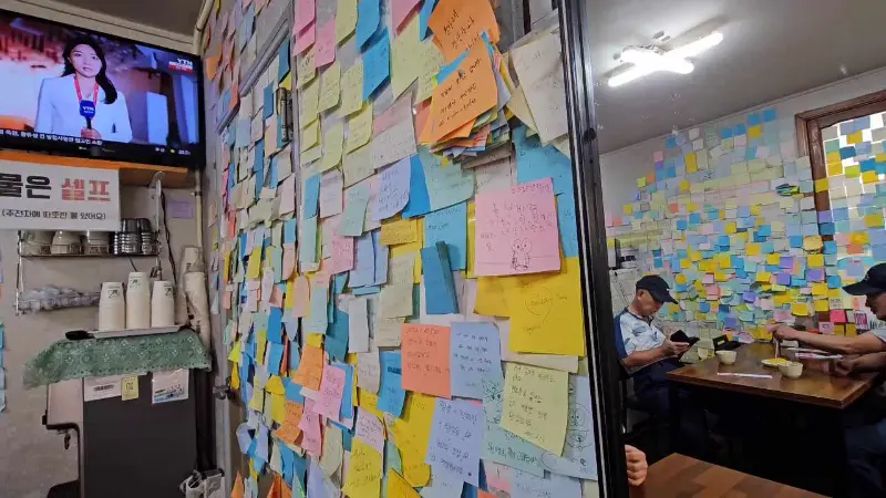 가게 벽면에 붙어있는 손님들의 낙서