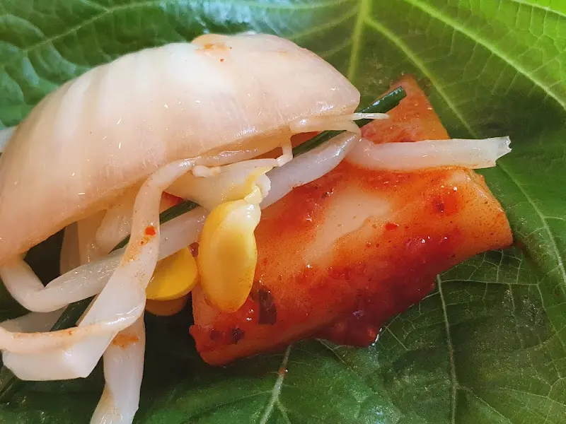 갑오징어와 콩나물을 깻잎에 싸서