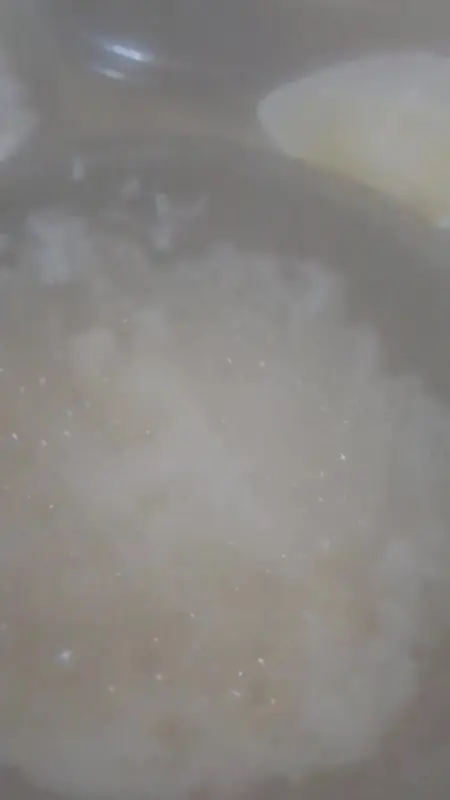 돌솥 안에서 지글지글 끓고 있는 밥알들의 모습