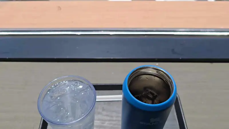 창밖 풍경을 배경으로 놓인 음료