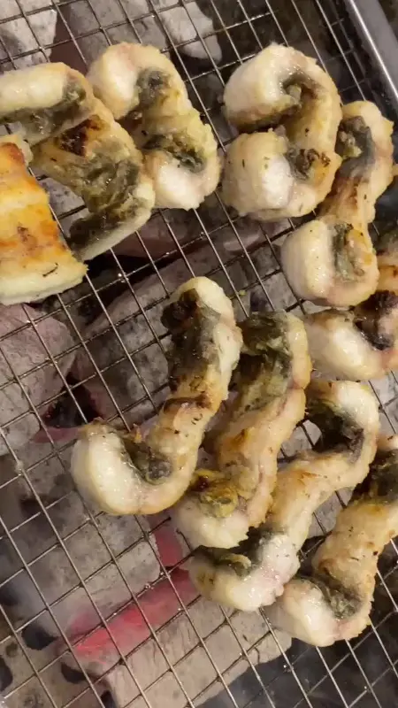 숯불 위에서 맛있게 익어가는 장어